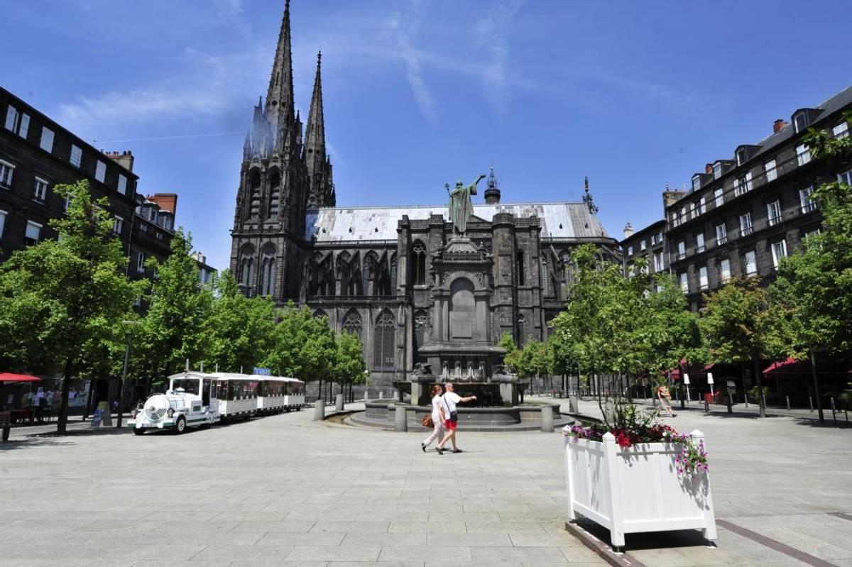 cathédrale-de-clermont-et-place-de-la-victoire